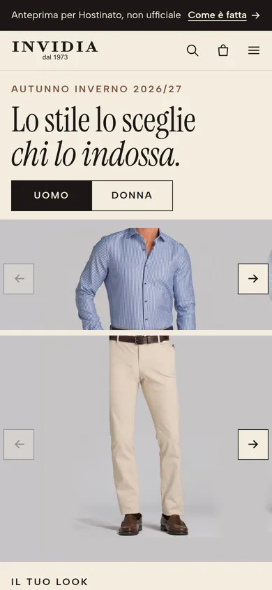 L'anteprima a 390 pixel: il titolo «Lo stile lo sceglie chi lo indossa.», Uomo e Donna, e il figurino con una camicia a righe sopra e un pantalone chiaro sotto